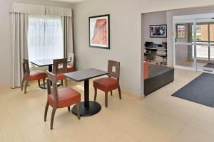Kuchyň nebo kuchyňský kout v ubytování Scottish Inn & Suites Cotulla, TX