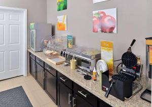 Kuchyň nebo kuchyňský kout v ubytování Scottish Inn & Suites Cotulla, TX