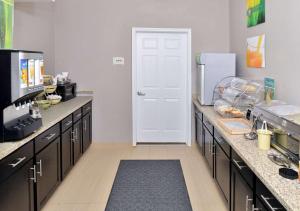 Kuchyň nebo kuchyňský kout v ubytování Scottish Inn & Suites Cotulla, TX