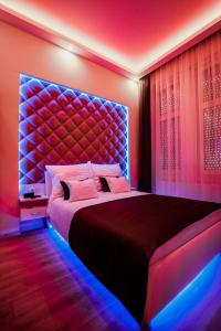 Tempat tidur dalam kamar di Luxury Smart Apartments