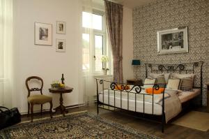 Postel nebo postele na pokoji v ubytování Trubarjev Art Boutique hotel