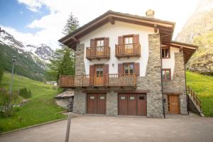 ein Haus mit Balkon darüber in der Unterkunft Seconda stella a destra in Valgrisenche