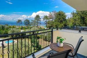 a balcony with a table and chairs and the ocean at Kohylia by La Scala Beach in Limenas