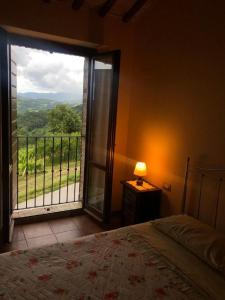 een slaapkamer met een bed en een raam met uitzicht bij Agriturismo "Le Piagge" in Castelplanio