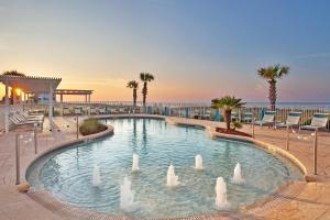 בריכת השחייה שנמצאת ב-Holiday Inn Express Pensacola Beach, an IHG Hotel או באזור