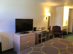 Televisyen dan/atau pusat hiburan di Arch Canyon Inn