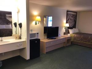Televisyen dan/atau pusat hiburan di Arch Canyon Inn