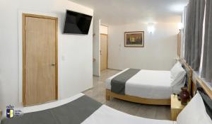 Postel nebo postele na pokoji v ubytování Hotel Real GDL