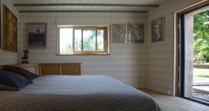 een slaapkamer met een bed en een raam bij Mousterlin Cottage in Fouesnant
