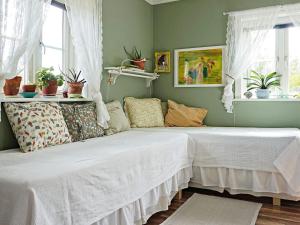 - une chambre avec un lit doté d'un couvre-lit blanc dans l'établissement 2 person holiday home in RIMFORSA, à Rimforsa