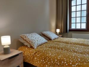 um quarto com uma cama com duas almofadas em Pilgrim's Loft em Ypres