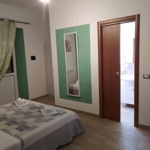 Tollo的住宿－Il Sogno，卧室配有一张床,墙上有两面镜子