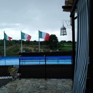 Tollo的住宿－Il Sogno，客房享有带旗帜的游泳池的景致。