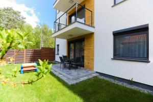 una vista de una casa con patio en M&K Apartament Moc Natury Sobieszewo - Wyspa Sobieszewska, en Gdansk