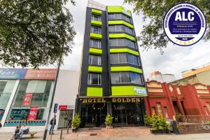 波哥大Ayenda 1063 Golden的酒店前方拥有金色标志的殖民地建筑
