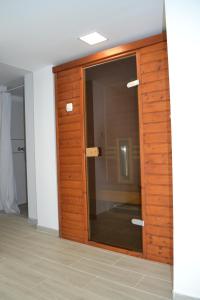 Una puerta de madera en una habitación con ventana en Serendipity Spa, en Kozármisleny