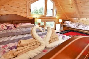 a bedroom with two swans made out of towels at Holiday House by The Lake in Plav