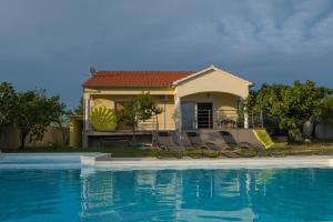 扎达尔Dubis House的游泳池旁带椅子的房子