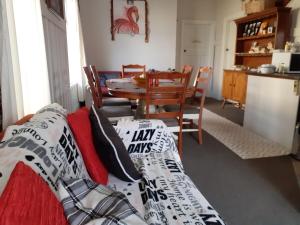 un soggiorno con divano e cuscini sopra di Intrepid Bed & Breakfast a Christchurch