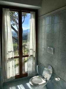 a bathroom with a toilet in front of a window at Agriturismo "Le Piagge" in Castelplanio