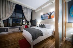 Cama ou camas em um quarto em Henry Norman Hotel