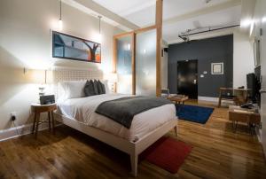 Un pat sau paturi într-o cameră la Henry Norman Hotel