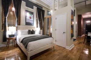 Cama ou camas em um quarto em Henry Norman Hotel