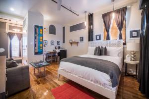 Cama ou camas em um quarto em Henry Norman Hotel