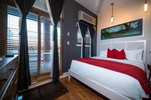 Cama ou camas em um quarto em Henry Norman Hotel