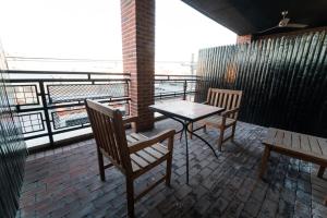 Uma varanda ou terraço em Henry Norman Hotel
