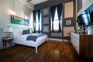 Cama ou camas em um quarto em Henry Norman Hotel