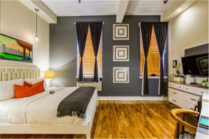Cama ou camas em um quarto em Henry Norman Hotel
