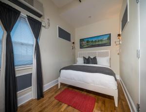 Cama ou camas em um quarto em Henry Norman Hotel