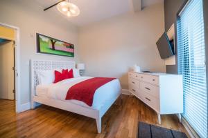 Cama ou camas em um quarto em Henry Norman Hotel