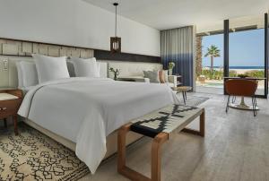 Postel nebo postele na pokoji v ubytování Four Seasons Resort Los Cabos