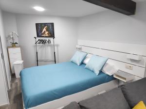 ein Schlafzimmer mit einem Bett und einem Sofa in der Unterkunft Apartamento con Patio cerca de la playa in Bueu