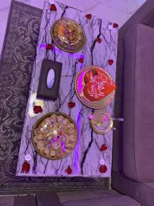 un tavolo con piatti di cibo e uno specchio di Al Hreer Hotel a Hafr Al Baten