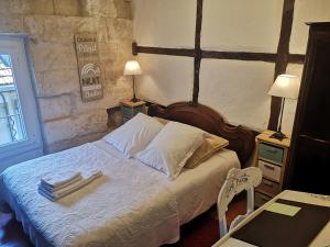 a bedroom with a bed with towels on it at Il était 1 fois in Piolenc