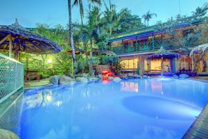 una gran piscina frente a una casa en King Solomon Hotel, en Honiara