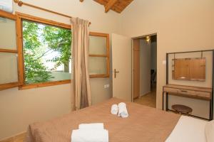Posteľ alebo postele v izbe v ubytovaní Kamaraki-Apartments