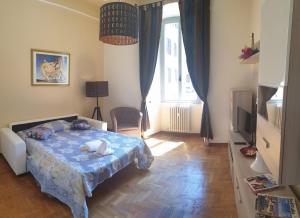 Dormitorio pequeño con cama y TV en Casa Tua a Porta Maggiore, en Roma
