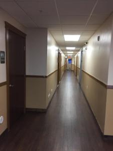 un corridoio vuoto in un edificio per uffici di Geyser Inn a West Yellowstone