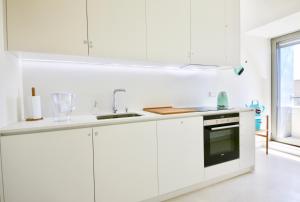 Dapur atau dapur kecil di Luxury Apartment by MyPlaceForYou, very quiet, close to Time Out Market Lisbon