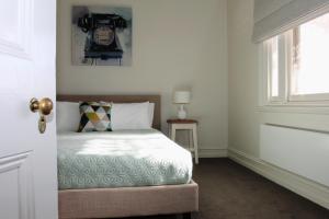 Een bed of bedden in een kamer bij Hansen Street Retreat