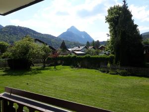 Blick auf einen Hof mit Bergen im Hintergrund in der Unterkunft Arnspitzgarten in Mittenwald