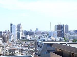 Hotel Wing International Select Ikebukuro في طوكيو: اطلالة على مدينة ذات مباني طويلة