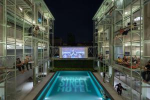 Bazén v ubytování Samsen Street Hotel nebo v jeho okolí