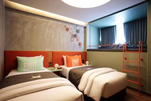 Postel nebo postele na pokoji v ubytování Samsen Street Hotel