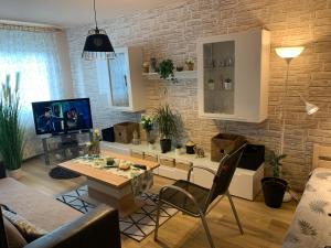 Televízia a/alebo spoločenská miestnosť v ubytovaní Apartment Simon