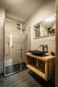 a bathroom with a sink and a shower at Mas dei Bati in Pracorno di Rabbi